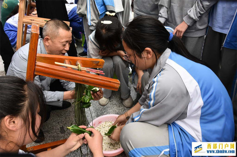 刀坝中学开展“粽香溢校园”端午节主题活动(图3) DSC_1553_1024_682_62.jpg