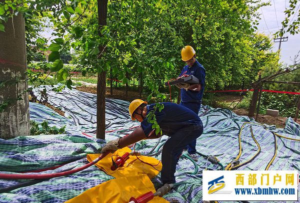 国网咸阳供电公司首次采用综合不停电法更换柱上变压器(图1) 国网咸阳供电公司首次采用综合不停电法更换柱上变压器(图1)