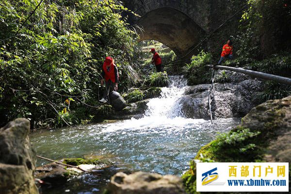 重庆彭水:干群合力守护河流(图1) 重庆彭水:干群合力守护河流(图1)