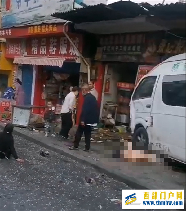 被撞店铺老板讲述六盘水4死10伤交通事故:撞公交站后又冲撞路人(图1) 被撞店铺老板讲述六盘水4死10伤交通事故:撞公交站后又冲撞路人(图1)