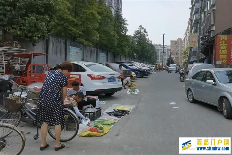 乐山两位老人凌晨路边卖菜被楼上泼机油,警方已查出肇事者(图1) 乐山两位老人凌晨路边卖菜被楼上泼机油,警方已查出肇事者(图1)