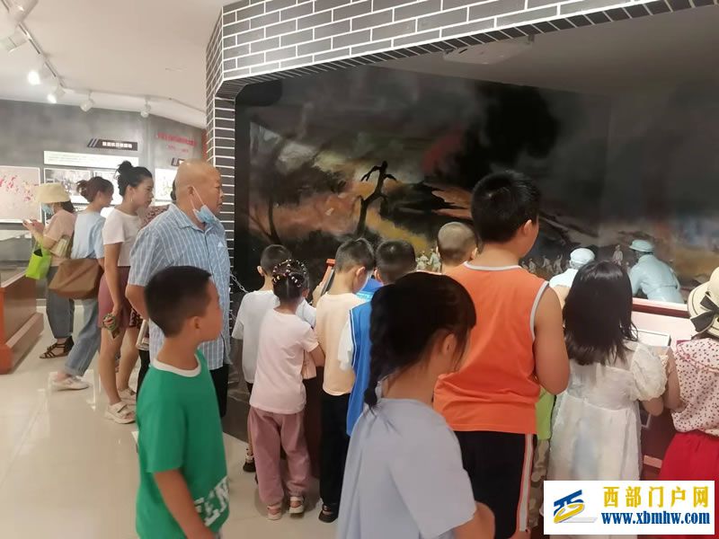 成都市温江区柳城街道新华社区关工委开展党史馆爱国主义教育活动(图1) 图片1.jpg