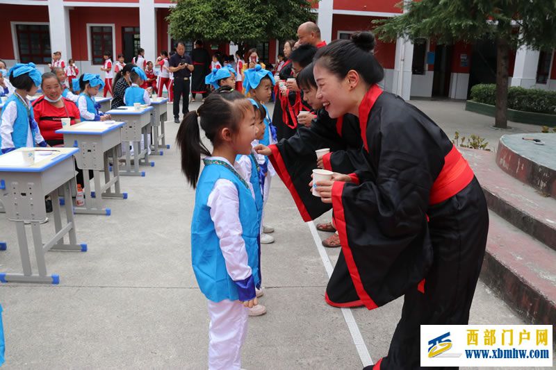 开笔启智 扬帆起航 --镇远县青溪镇中心小学一年级新生开笔礼(图17) 镇远县青溪镇中心小学一年级新生开笔礼