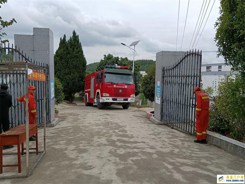 印江县消防支队紧急送水为师生解忧(图1) 消防车到达学校.jpg