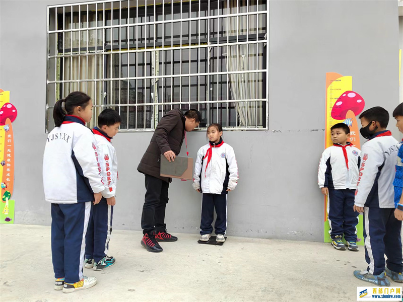 印江县实验小学有序开展学生体质健康测试工作(图2) 体质健康测试.jpg