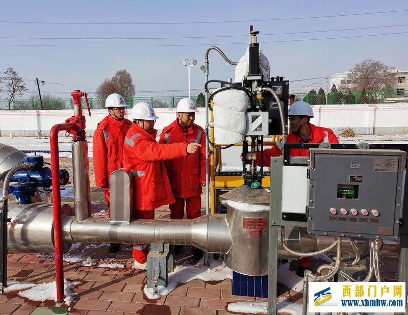 西南管道临洮作业区下好安全生产“先手棋”力拼“开门红”(图1) 检查阀门及各设备设施 石建强 摄.jpg