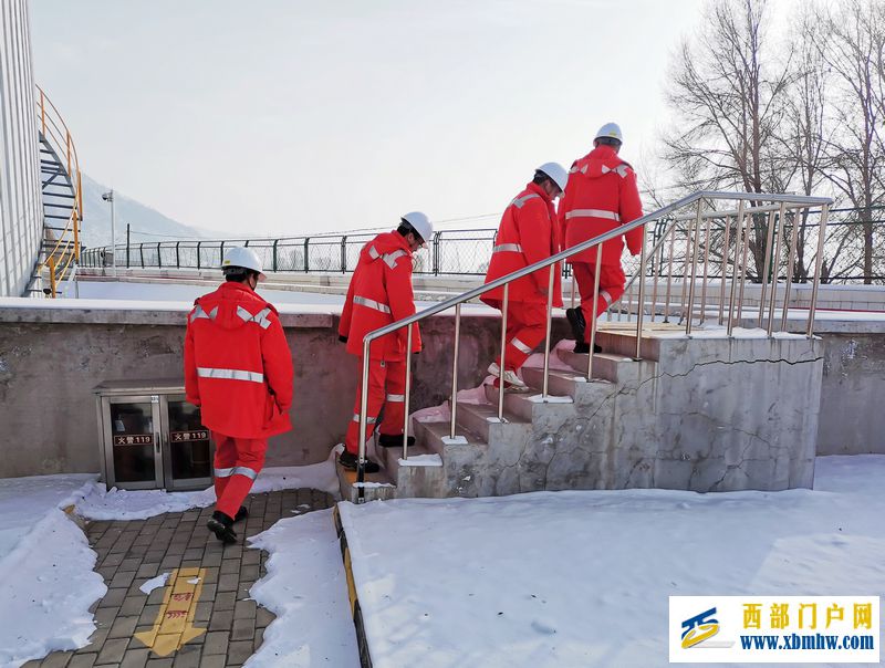 西南管道临洮作业区下好安全生产“先手棋”力拼“开门红”(图2) 对储油罐区进行检查 石建强 摄.jpg