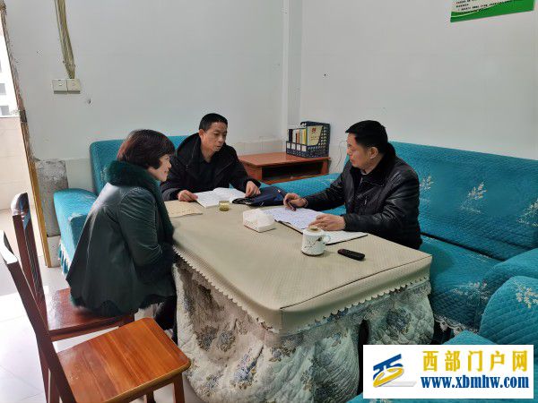 阳春三月暖教育 花开校园催成长 ——镇学区办一行到刀坝小学开展教学综合视导活动(图2) 与执教教师交流(1).jpg