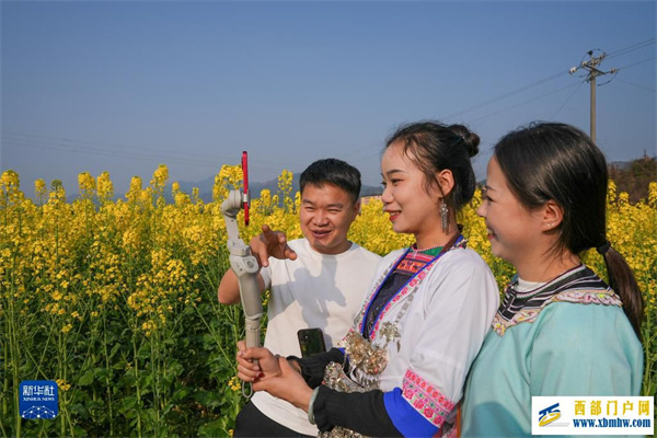 贵州榕江“直播达人”:拿起手机“新农具” 干上直播带货“新农活”(图1) 贵州榕江“直播达人”:拿起手机“新农具” 干上直播带货“新农活”(图1)