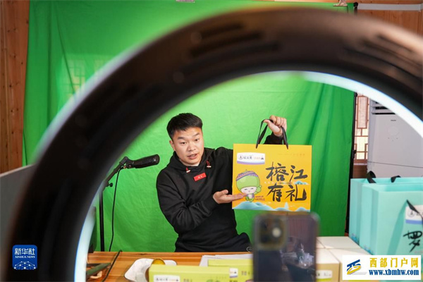 贵州榕江“直播达人”:拿起手机“新农具” 干上直播带货“新农活”(图2) 贵州榕江“直播达人”:拿起手机“新农具” 干上直播带货“新农活”(图2)