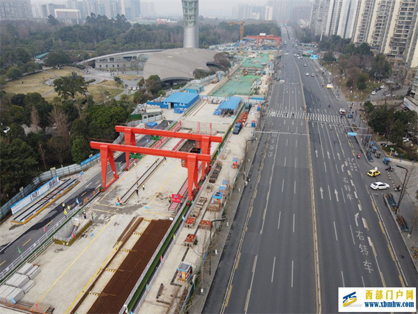 成都地铁27号线一期工程地下段正式开始铺轨施工(图2) 2.jpg