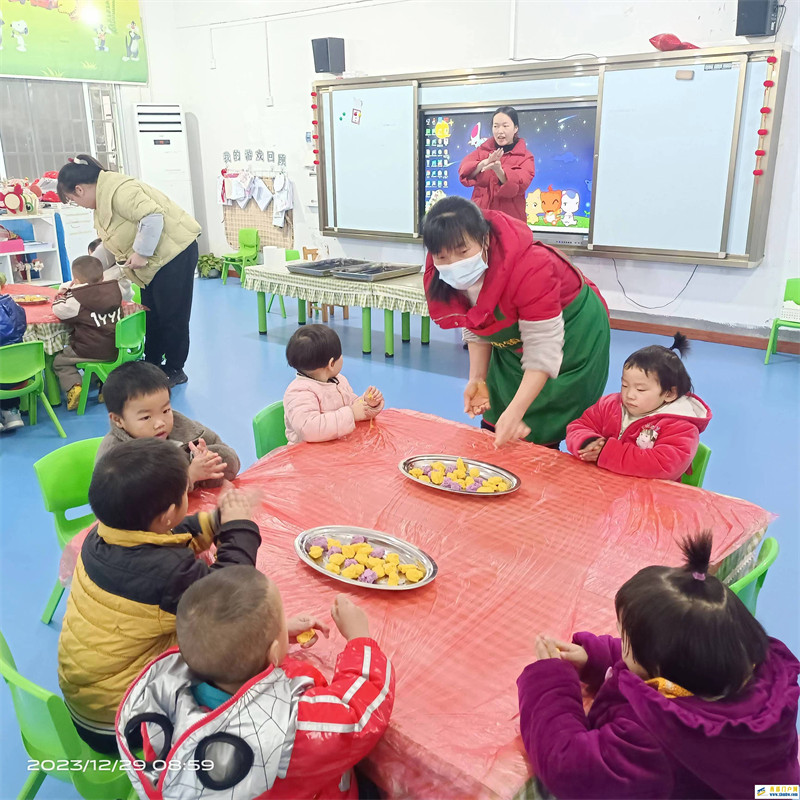 刀坝镇中心幼儿园“团圆饺子贺元旦”(图1) 微信图片_20240103084431.jpg