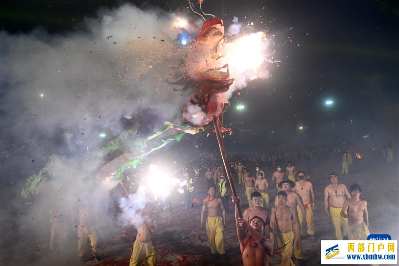 新春走基层|广西宾阳:炮龙腾舞庆新春(图2) 新春走基层|广西宾阳:炮龙腾舞庆新春(图2)