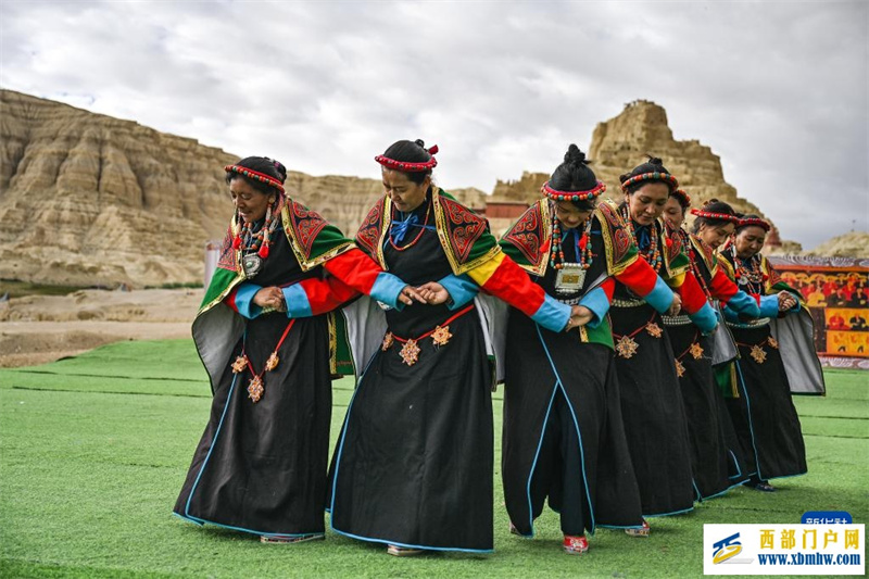古格王国遗址脚下的非遗——“宣舞”(图1) 古格王国遗址脚下的非遗——“宣舞”(图1)