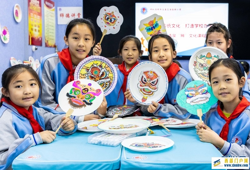 呼和浩特:舞狮进校园 文化共传承(图7) 呼和浩特:舞狮进校园 文化共传承(图7)