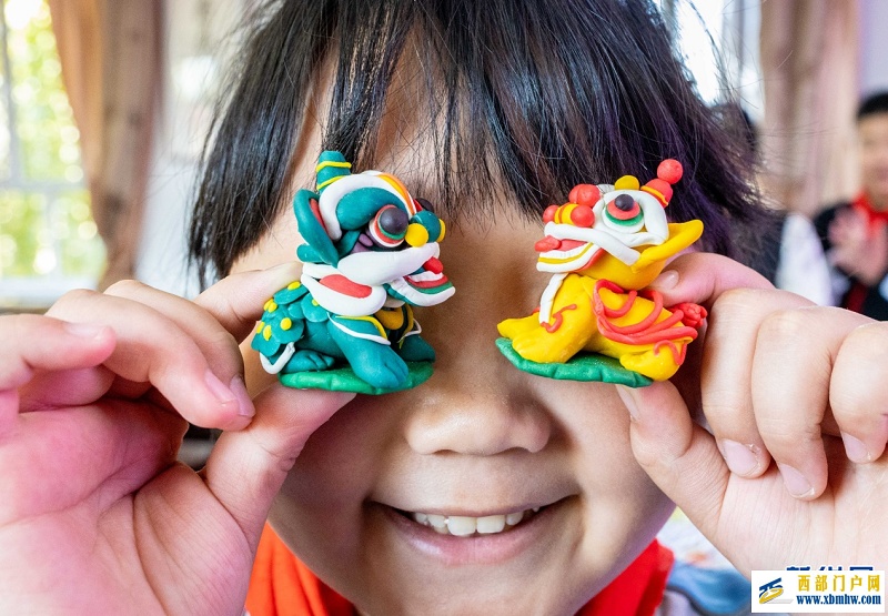 呼和浩特:舞狮进校园 文化共传承(图9) 呼和浩特:舞狮进校园 文化共传承(图9)