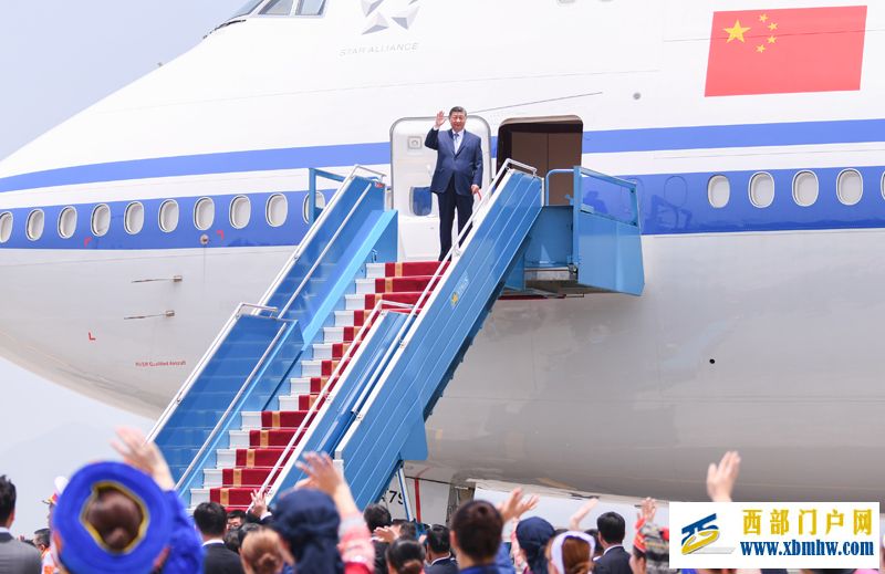 习近平抵达河内对越南进行国事访问(图1)