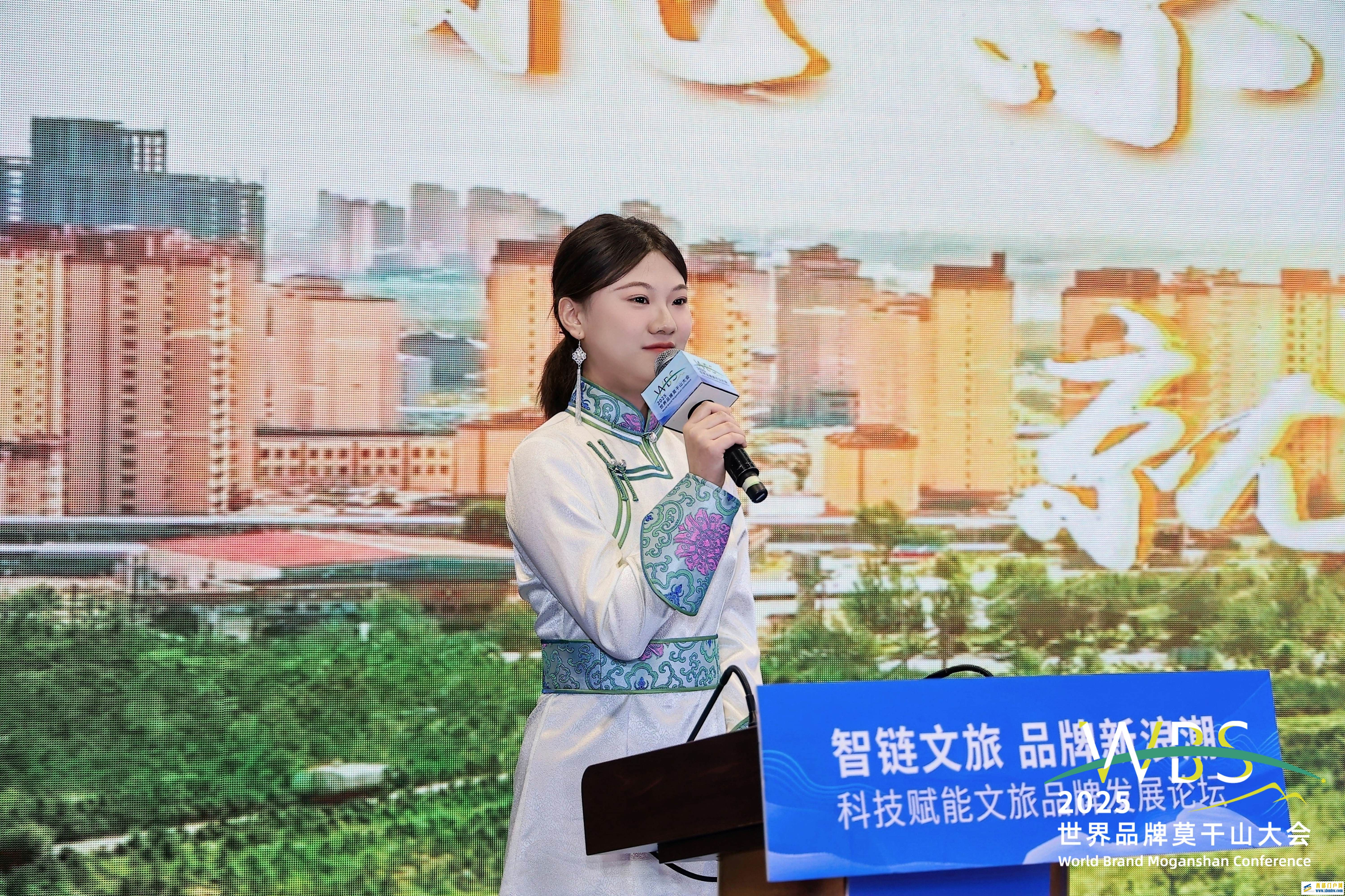 乌兰察布文旅亮相科技赋能文旅品牌发展论坛 品牌创新助力产业升级(图1) 乌兰察布文旅亮相科技赋能文旅品牌发展论坛 品牌创新助力产业升级(图1)